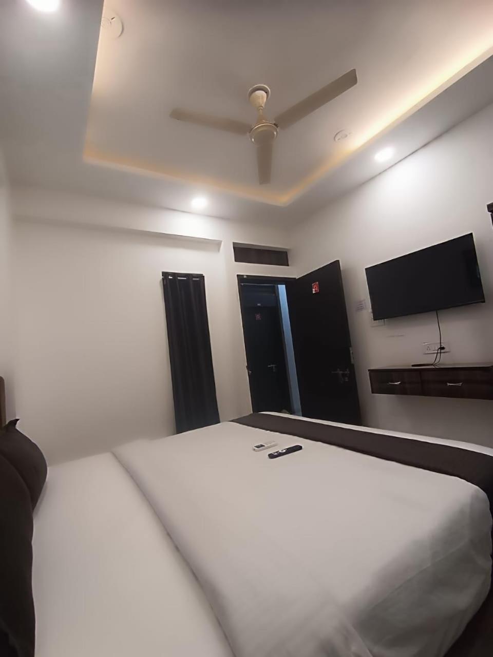 Hotel Kiwi Inn Vijaynagar Scheme 78 Індаур Екстер'єр фото